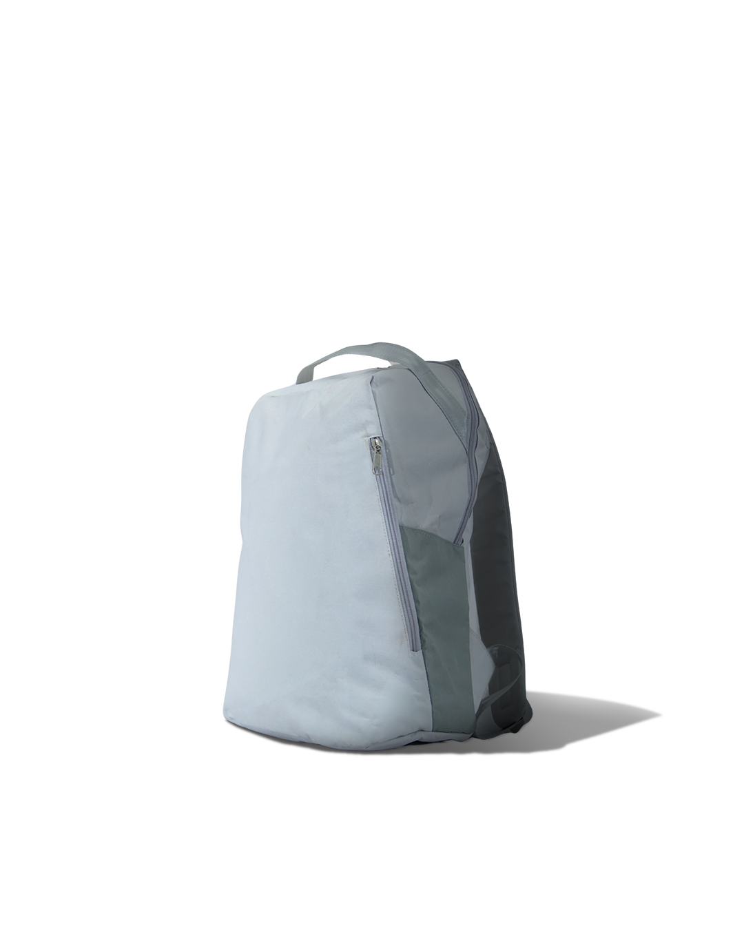Ransel abu-abu muda dengan resleting depan dan panel samping berwarna lebih gelap.