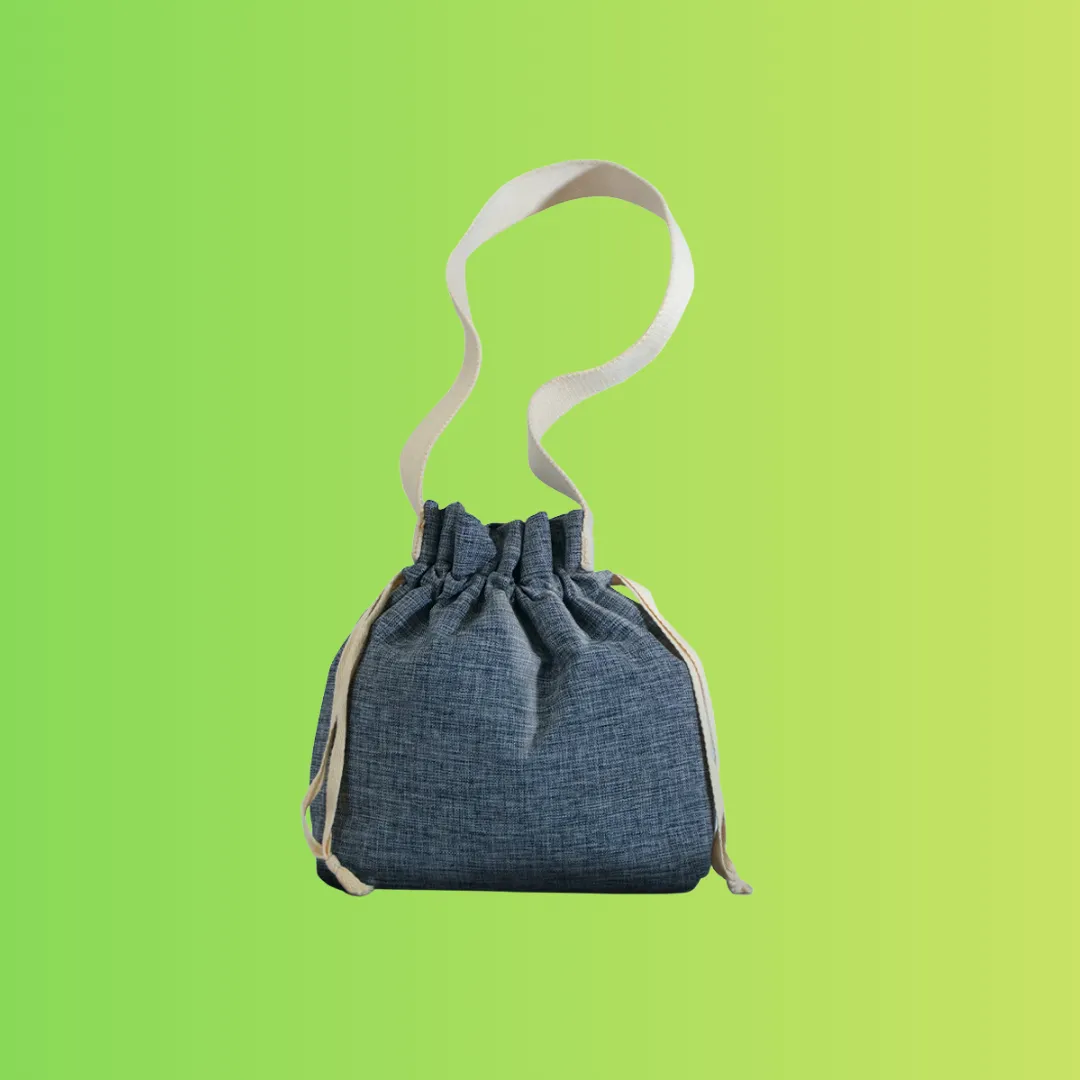 Tas serut berbahan denim dengan tali bahu panjang berwarna krem.