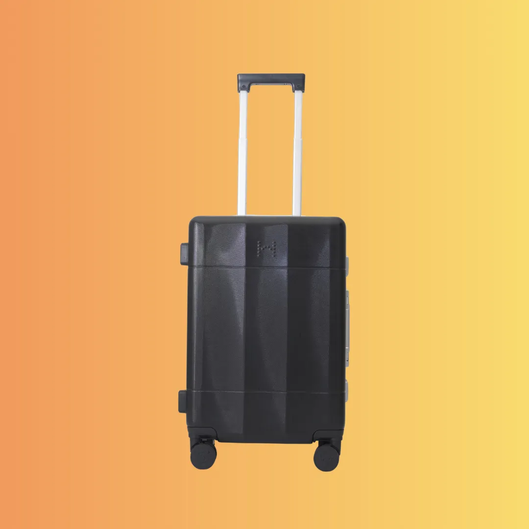 Koper kabin hard case dengan gagang tarik dan empat roda putar.