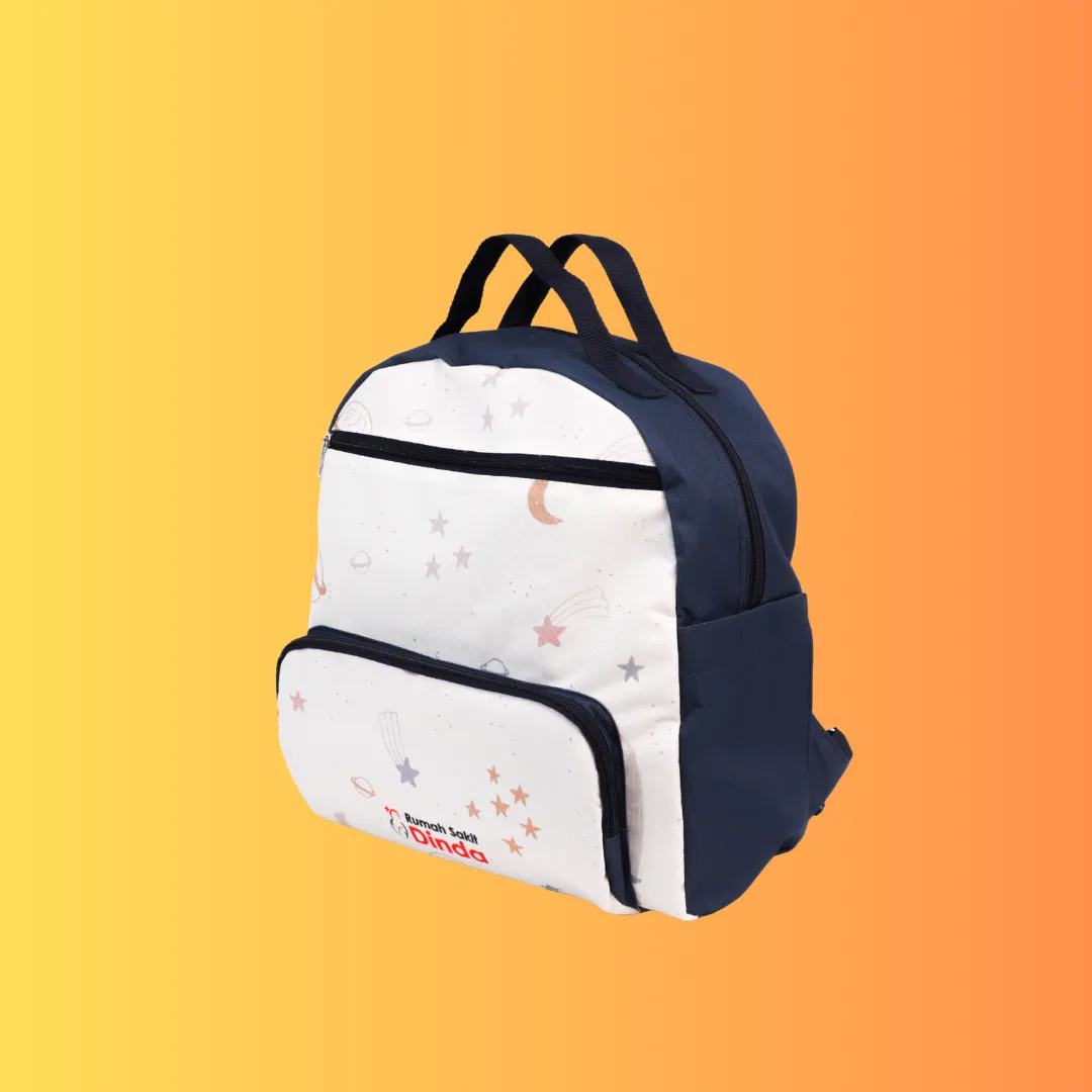 Ransel anak berbahan kombinasi dengan cetak custom di panel depan.